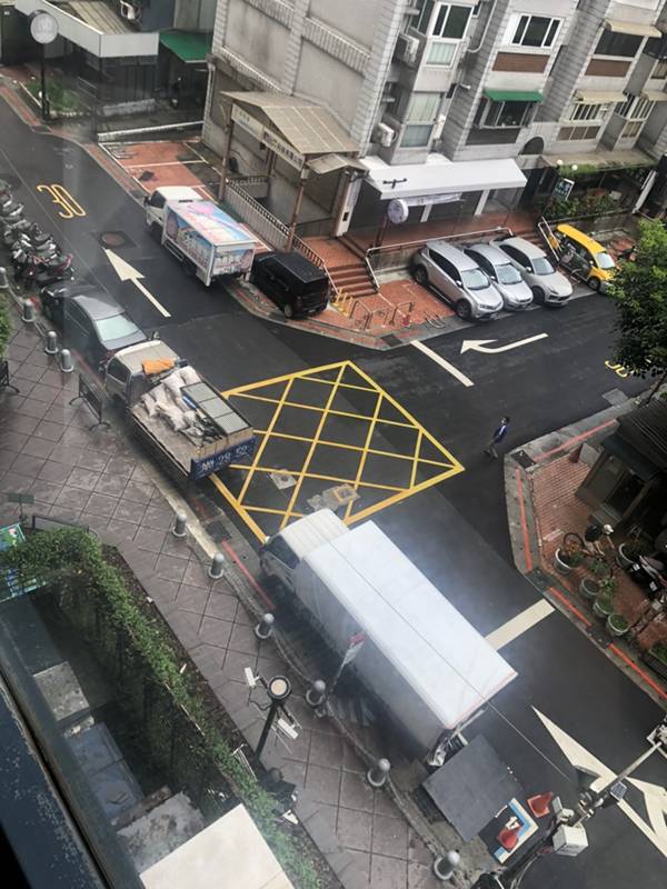 台北市搬家案例.松山區-搬運前貼防護面材保護大樓石材地板6